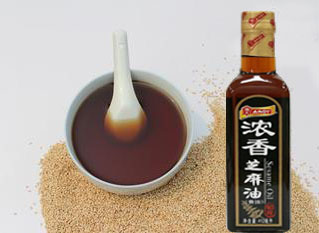 跟隨時(shí)代發(fā)展，不做落伍的芝麻油灌裝機(jī)